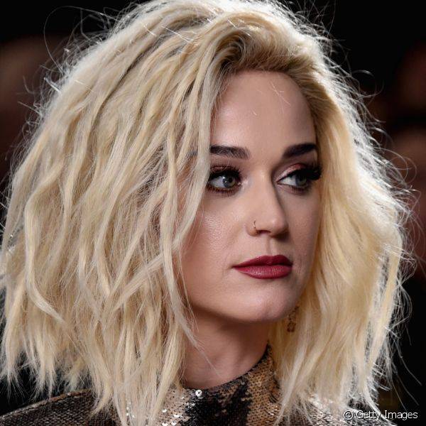 No Grammy Awards 2017, Katy Perry usou o blush e a sombra da mesma cor do batom para criar um look monocromático (Foto: Getty Images)